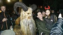 Mikulášská nadílka spojená s průvodem alpských čertů Krampusáků potěšila U Rockyho davy lidí. 4.12. 2022