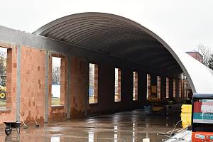 Stavba běžeckého tunelu u ZŠ Jana Železného běží vpřed mílovými kroky. Hotovo bude o rok dříve.