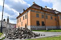 V blízkosti prostějovského zámku zavalilo kamení parkoviště. Opravuje se dlažba na nádvoří.