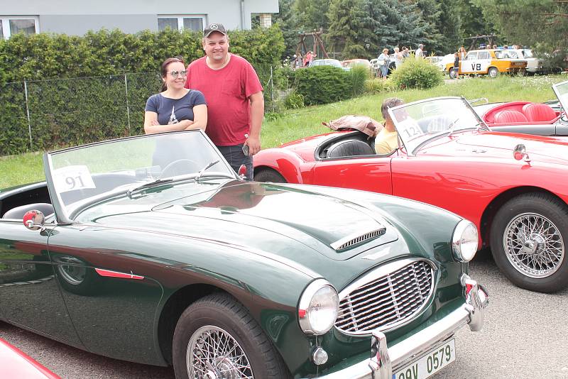 Přehlídka historických motorových vozidel v rámci soutěžní přehlídky Rallye na pohodu - z lázní do lázní. 18.8. 2019