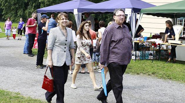 Manželé Chalánkovi na charitativním pásmu pro faru v Čechách pod Kosířem