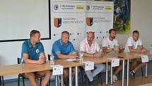 Prostějov má v nové sezoně ambice. Zleva: trenér Jiří Jarošík, sportovní ředitel Ladislav Dudík, předseda František Jura a hráči Petr Jiráček s Janem Koudelkou.