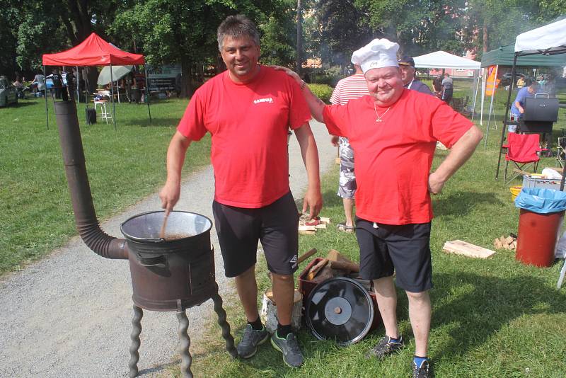 Deset družstev vařících guláše ale také spousta atrakcí. V největším prostějovském parku to žilo.