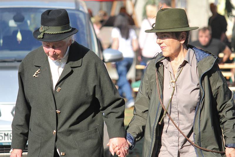 MYSLIVCI NA PLUMLOVĚ. Další ročník Hubertských slavností na Plumlově přinesl přehlídku psů i ukázky dravých ptáků. Foto: Deník/Ondřej Kašlík