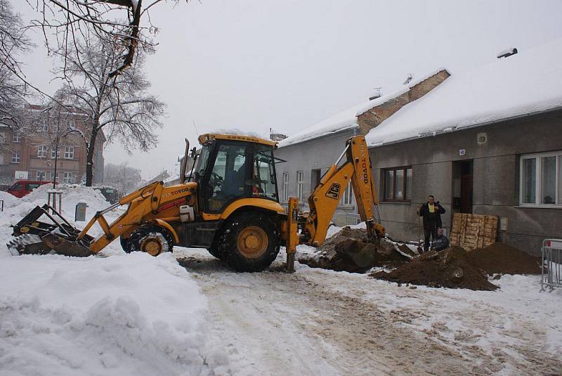 Na Husově náměstí se na vodovodních přípojkách pracuje i v zimě