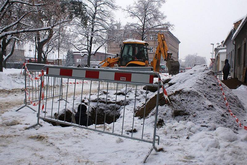 Na Husově náměstí se na vodovodních přípojkách pracuje i v zimě