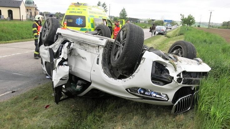 Děsivě vypadající nehoda na Ohrozimské. Fabia nedala přednost BMW. 2.5. 2024