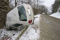Řidička fabie u Plumlova nezvládla jízdu na zasněžené silnici.