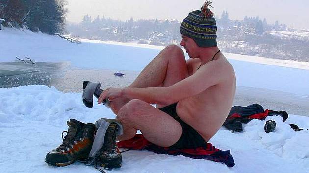 Dobytí severního pólu na plumlovské přehradě nadšenci z prostějovského Adrenalinspor­t klubu.