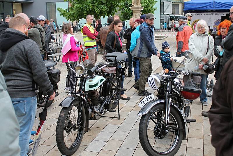 Historické motorky a auta projížděly Prostějovem. 12.5. 2019