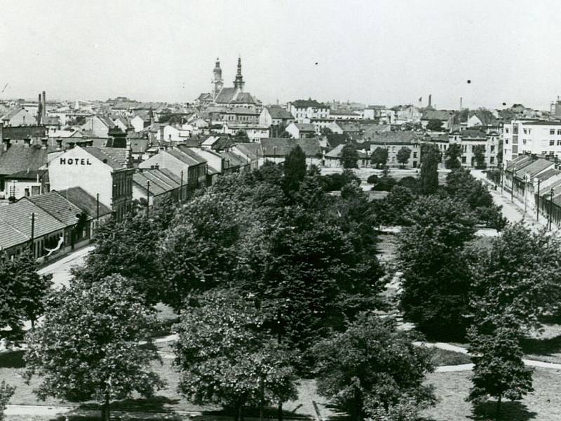 Park na Husově náměstí (dříve Dobytčí trh) na snímku z počátku 60. let minulého století.