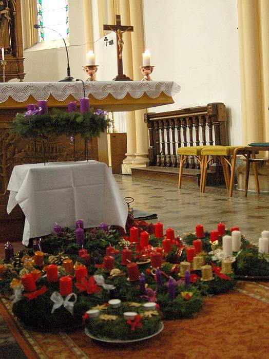 Na adventním věnci, který v otaslavickém kostele požehnal v neděli farář Pavel Vágner rozsvítil ministrant Jiří Buriánek první svíčku.