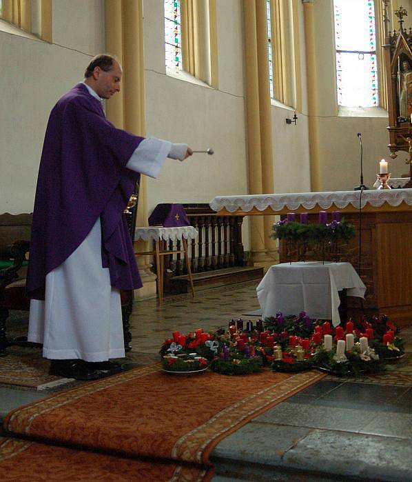 Na adventním věnci, který v otaslavickém kostele požehnal v neděli farář Pavel Vágner rozsvítil ministrant Jiří Buriánek první svíčku.