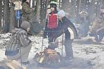 U devatenácti ohnišť v lese nedaleko Drahan připravovaly pětičlenné dětské týmy v sobotu 14. února různé pokrmy. Ty jim pak hodnotila odborná porota. 