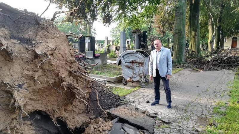 Následky bouřky z 1. července 2019 na městském hřbitově v Prostějově