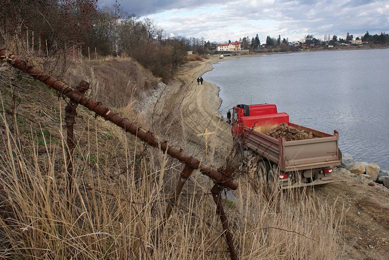 Výstavba cyklostezky podél severního břehu plumlovské přehrady - 18. února 2020- náklaďák jede po obslužné cestě Povodí Moravy, která obyčejně vede pod vodou, cyklostezka povede vlevo nahoře