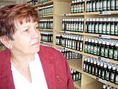 Jarmila Podhorná vyrábí léčivé tinktury z rostlin a pupenů.