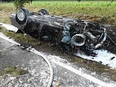 Čtyři jednotky hasičů zasahovaly v úterý odpoledne u nehody, která se stala na silnici u Šubířova na Prostějovsku. Auto narazilo do stromu, a když se obrátilo na střechu, začalo hořet.