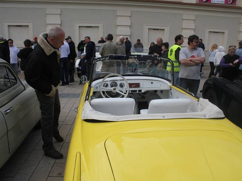 Desítky a desítky historických automobilů přijížděly v neděli ráno na hlavní prostějovské náměstí. Starší ročníky zde tak mohly zavzpomínat na své řidičské začátky, mladší pak obdivovat krásu sedmdesátiletých čtyřkolých dědečků. 