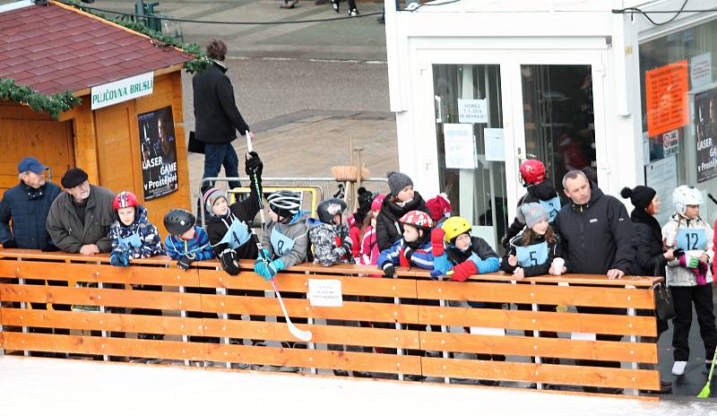 Víkendové ukončení provozu umělého kluziště na prostějovském náměstí T.G. Masaryka předeslal páteční školní turnaj ve florbale, kterého se zúčastnilo osm základních škol z Prostějova.
