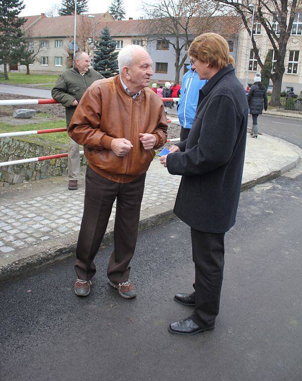 Hned dvě dopravní stavby slavnostně otevřeli ve čtvrtek odpoledne v Pivíně. Přestřihli pásku u průtahu Pivínem, ale také zprovoznili spojnici mezi Pivínem a Skalkou