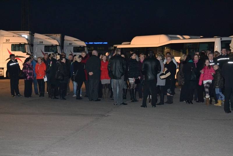 Návštěva prezidenta Miloše Zemana v prostějovské společnosti FTL - lidé čekají na prezidentův příjezd