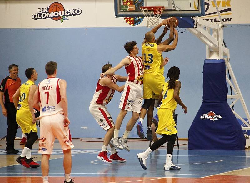 Basketbalisté Olomoucka (ve žlutém) porazili ve 2. zápase čtvrtfinále Pardubice 102:91.