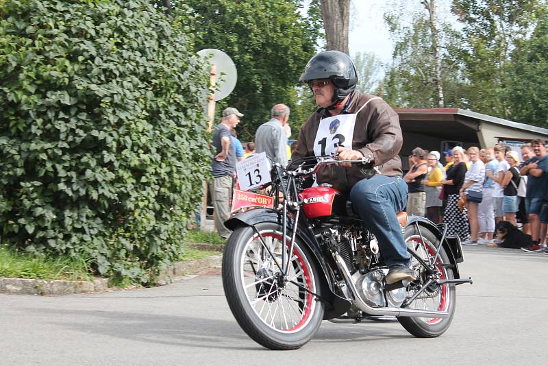 Přehlídka historických motorových vozidel v rámci soutěžní přehlídky Rallye na pohodu - z lázní do lázní. 18.8. 2019