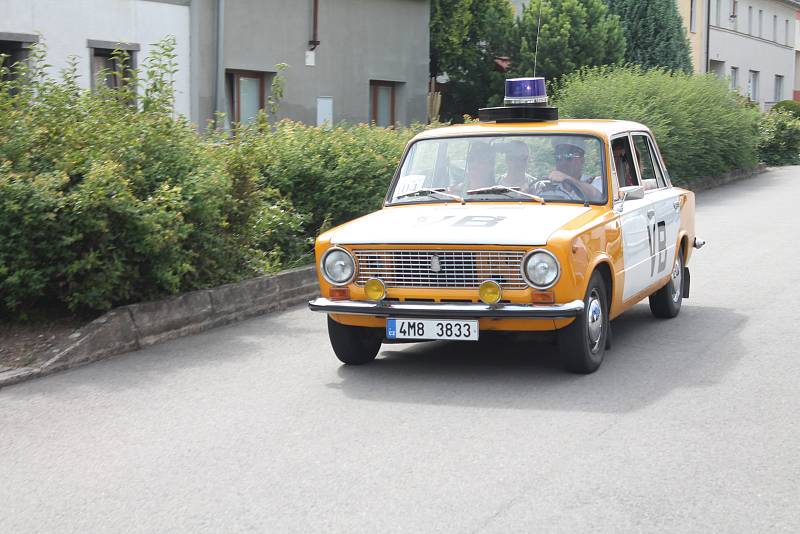 Přehlídka historických motorových vozidel v rámci soutěžní přehlídky Rallye na pohodu - z lázní do lázní. 18.8. 2019