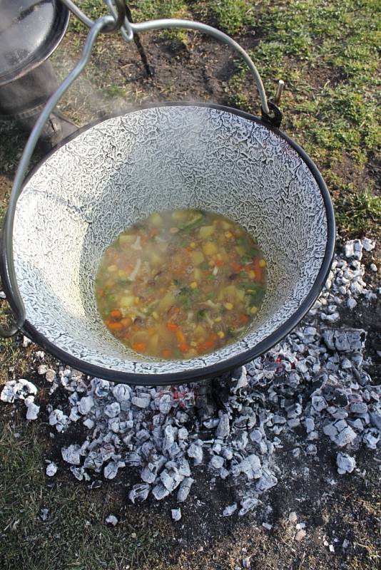 V Držovicích přivítali jaro. Uvařili k tomu jarní polévku, nechali hořet morenu a vhodili ji do Romže a po proudu řeky pak vyslaly ještě ručně vyrobené věnečky. 