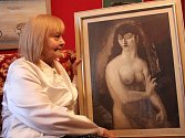 Libuše Doleželová s obrazem, který namaloval její manžel Alois Doležel