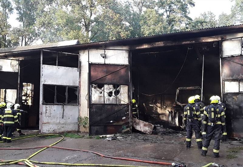Plameny ničily v areálu zemědělského družstva v Hrubčicích na Prostějovsku.