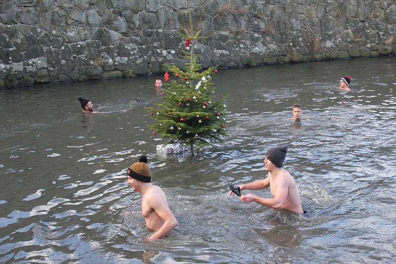 Vánoční koupel ve výpusti plumlovské přehrady v Mostkovicích