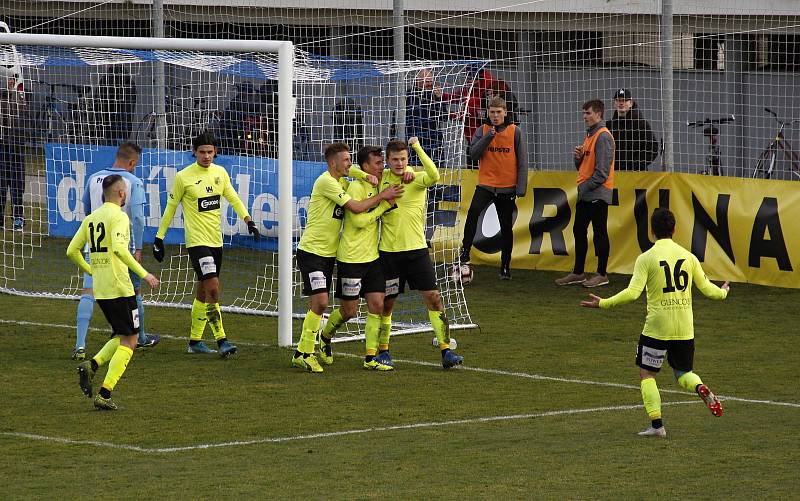 Fotbalisté Prostějova (v modro-bílém) remizovali s Ústím nad Labem 1:1.