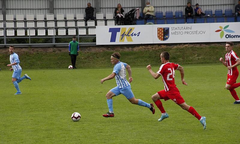 Fotbalisté Prostějova (v modro-bílém) porazili Vítkovice 4:1.