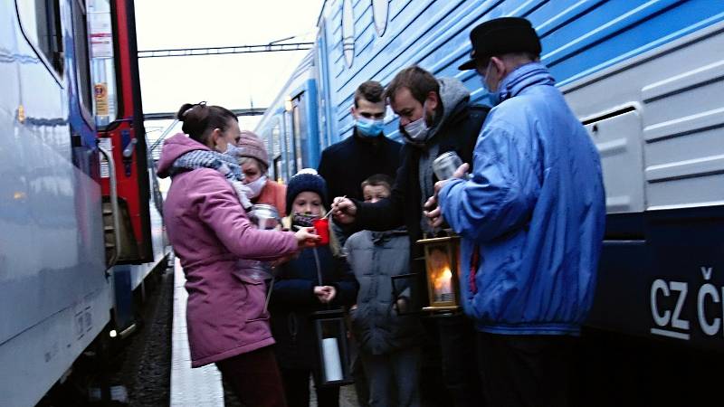 První zastávkou na Prostějovsku, kde se rozdávalo Betlémské světlo byly Nezamyslice. 19.12. 2020