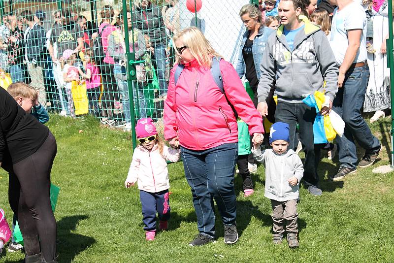 Stovky dětí se bavily na Velikonočním festivalu ve sběru vajíček, fotbalové hřiště Čechovice. 22.4. 2019