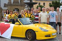 MĚSTO JAKO PORSCHE? Žlutý kabriolet značky Porsche si vybrali za symbol své kampaně Nezávislí v Mohelnici a vzbudili tím velký rozruch. Sportovní vůz doplnili heslem I z Mohelnice uděláme dobrou značku.