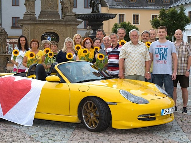 MĚSTO JAKO PORSCHE? Žlutý kabriolet značky Porsche si vybrali za symbol své kampaně Nezávislí v Mohelnici a vzbudili tím velký rozruch. Sportovní vůz doplnili heslem I z Mohelnice uděláme dobrou značku.