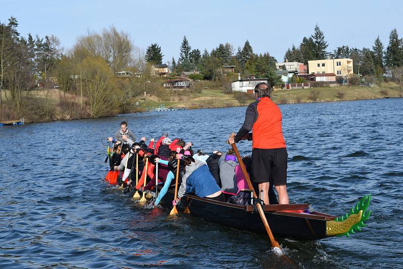 Ve středu 4. dubna, se letos poprvé ukázaly dračí lodě na Plumlovské přehradě