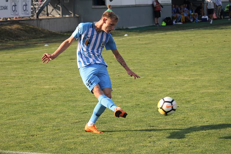 Fotbalisté Prostějova (v modrém) hráli doma s Hradcem bez branek.David Píchal (Prostějov)