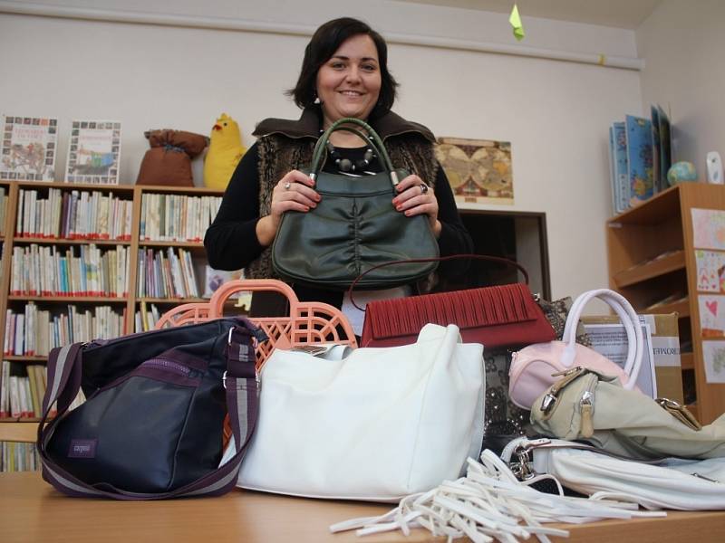 Knihovna v Němčicích nad Hanou se zapojila do projektu Daruj kabelku