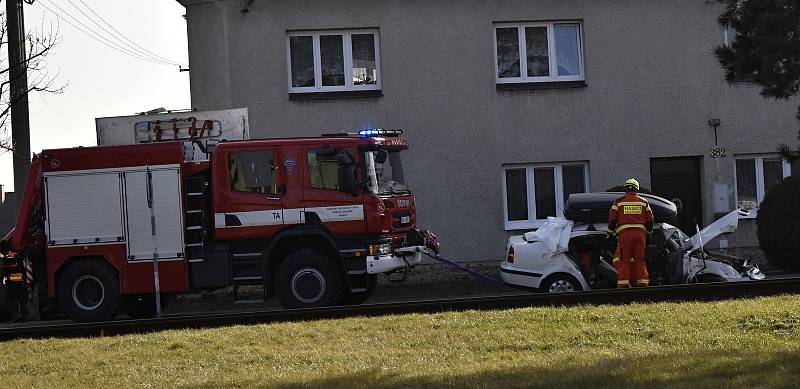 Osobní vlak smetl na nechráněném přejezdu v Kostelci na Hané osobní automobil se čtyřmi lidmi. 25.2. 2021