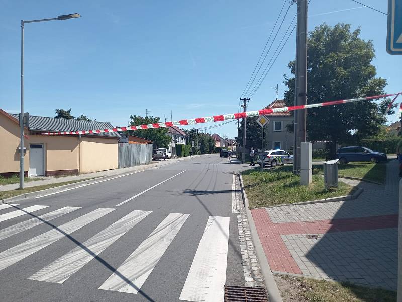 Uzavřená ulice v Olšanech u Prostějova, kde došlo k explozi domu.