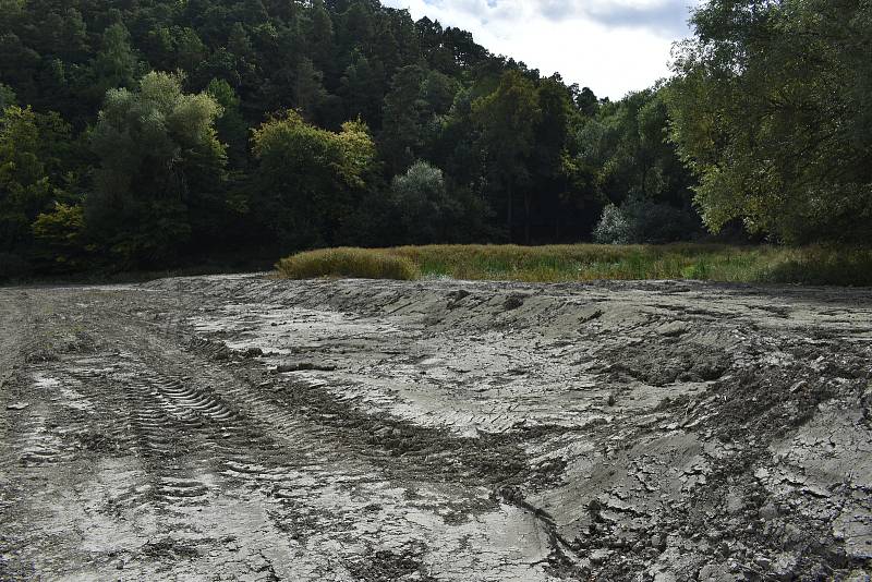 Retenční nádrž na přítoku plumlovské přehrady je již vybagrována a čeká na podzimní výsadbu. 24.9. 2021