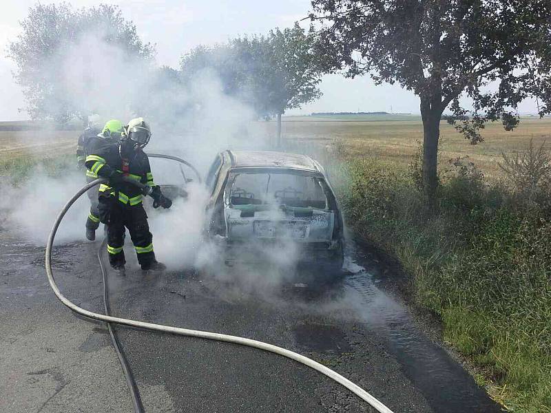 U Vrbátek se ve středu hasiči potýkali s hořícím autem