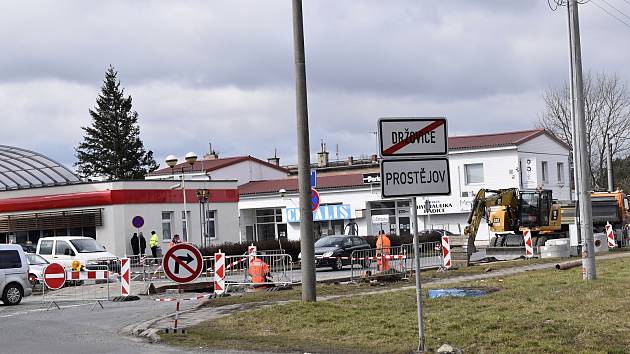 Aktuálně se v souvislosti s budováním Severního obchvatu pracuje i na komunikaci Za Olomouckou ulicí. Výjezd z kruhového objezdu je ve směru k celnici uzavřen.