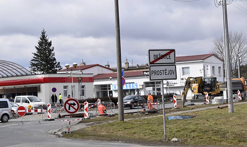 Aktuálně se v souvislosti s budováním Severního obchvatu pracuje i na komunikaci Za Olomouckou ulicí. Výjezd z kruhového objezdu je ve směru k celnici uzavřen.