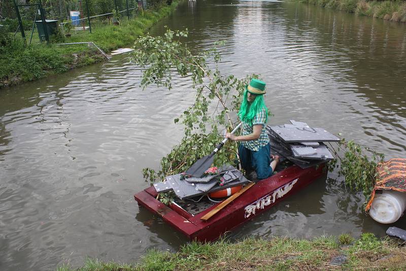 Neckyáda ve Stražisku opět prověřila u lidí plavecké schopnosti i to zda i  sebe mí udělat srandu.