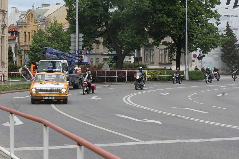 Desítky a desítky historických automobilů přijížděly v neděli ráno na hlavní prostějovské náměstí. Starší ročníky zde tak mohly zavzpomínat na své řidičské začátky, mladší pak obdivovat krásu sedmdesátiletých čtyřkolých dědečků. 